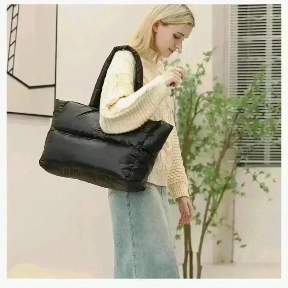 Black puffer quilted travel tote - Picture 2 of 4